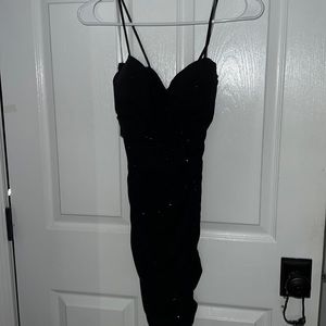 stretches a lot. very comfortable and adjustable straps. build in bra